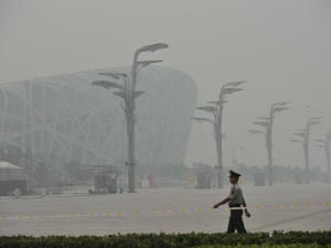 Un épais smog enveloppe la capitale chinoise. Un épais smog enveloppe la capitale chinoise.