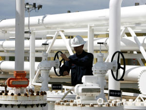 Un employé d'Enbridge à un terminal pétrolier en Alberta. Un employé d'Enbridge à un terminal pétrolier en Alberta.