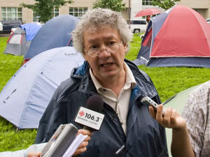 François Saillant lors d'une manifestation de sans-abri à Québec en juin 2008. François Saillant lors d'une manifestation de sans-abri à Québec en juin 2008.