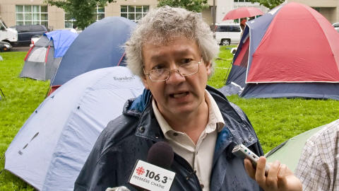 François Saillant lors d'une manifestation de sans-abri à Québec en juin 2008. François Saillant lors d'une manifestation de sans-abri à Québec en juin 2008.