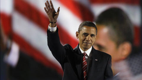 Barack Obama salue la foule après son discours, à Grant Park, à Chicago. Barack Obama salue la foule après son discours, à Grant Park, à Chicago.