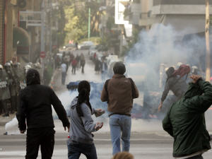 Des jeunes affrontent la police à Athènes Des jeunes affrontent la police à Athènes