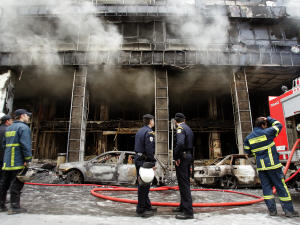 Un bâtiment incendié par les émeutiers à Athènes Un bâtiment incendié par les émeutiers à Athènes