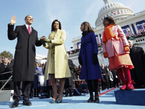 Barack Obama prête serment en présence de sa femme Michelle, et de ses filles, Malia et Sasha. Barack Obama prête serment en présence de sa femme Michelle, et de ses filles, Malia et Sasha.