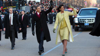 Le couple Obama est descendu de la limousine blindée pour défiler dans les rues de la capitale fédérale. Le couple Obama est descendu de la limousine blindée pour défiler dans les rues de la capitale fédérale.