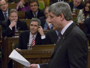 Stephen Harper et, en arrière-plan, Michael Ignatieff Stephen Harper et, en arrière-plan, Michael Ignatieff