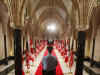 Un gardien de sécurité monte la garde devant le hall d'honneur au Parlement canadien. Un gardien de sécurité monte la garde devant le hall d'honneur au Parlement canadien.