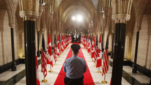 Un gardien de sécurité monte la garde devant le hall d'honneur au Parlement canadien. Un gardien de sécurité monte la garde devant le hall d'honneur au Parlement canadien.