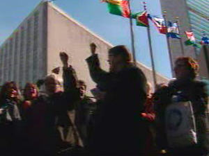 Des Canadiennes manifestent devant le siège des Nations unies, à New York. Des Canadiennes manifestent devant le siège des Nations unies, à New York.