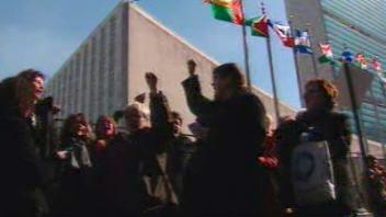 Des Canadiennes manifestent devant le siège des Nations unies, à New York. Des Canadiennes manifestent devant le siège des Nations unies, à New York.