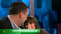 La chanteuse Stéphanie Lapointe souffle une réponse à l'oreille du ministre Moore. La chanteuse Stéphanie Lapointe souffle une réponse à l'oreille du ministre Moore.