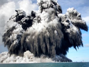 Éruption d'un volcan sous la mer au large des îles Tonga Éruption d'un volcan sous la mer au large des îles Tonga