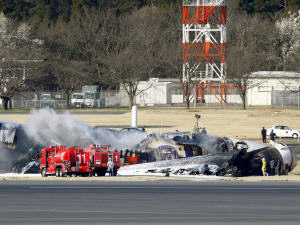 Écrasement d'un avion-cargo FedEx à l'aéroport de Narita, près de Tokyo au Japon Écrasement d'un avion-cargo FedEx à l'aéroport de Narita, près de Tokyo au Japon