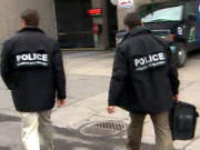 Des policiers se dirigent vers les bureaux de la FTQ Des policiers se dirigent vers les bureaux de la FTQ