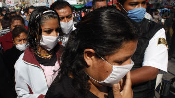 Des Mexicains se présentent avec un masque à l'Hôpital général de Mexico. Des Mexicains se présentent avec un masque à l'Hôpital général de Mexico.