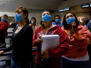 Mexicaines munies de masques dans une basilique de Mexico. Mexicaines munies de masques dans une basilique de Mexico.