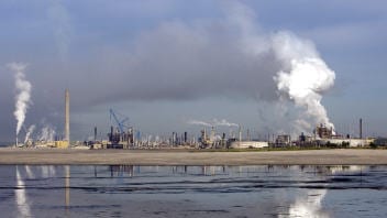 Des installations pétrolières à Fort McMurray, en Alberta. Des installations pétrolières à Fort McMurray, en Alberta.