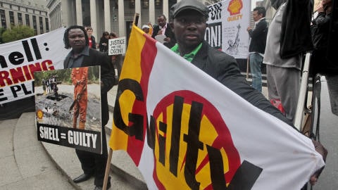 Des Ogonis manifestaient devant un tribunal new-yorkais le 27 mai dernier. Des Ogonis manifestaient devant un tribunal new-yorkais le 27 mai dernier.