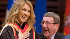 égis Labeaume remet la médaille de la Ville de Québec à Céline Dion. égis Labeaume remet la médaille de la Ville de Québec à Céline Dion.