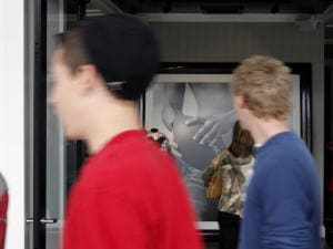 Adolescents dans un centre d'achats Adolescents dans un centre d'achats