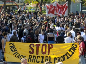Archives: Manifestation contre le profilage racial et la brutalité policière en octobre 2008 Archives: Manifestation contre le profilage racial et la brutalité policière en octobre 2008