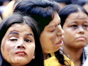 Des femmes victimes d'attaques à l'acide, au Bangladesh, qui manifestent à l'occasion de la Journée internationale de la femme, en 2004. Des femmes victimes d'attaques à l'acide, au Bangladesh, qui manifestent à l'occasion de la Journée internationale de la femme, en 2004.