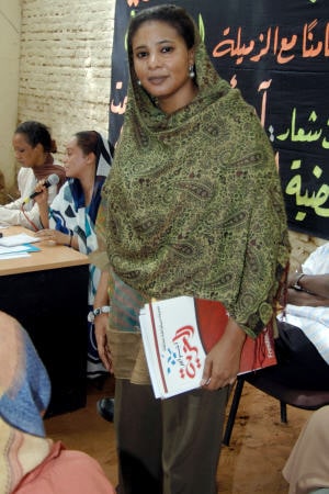 Loubna Ahmed Al-Hussein est passible de 40 coups de fouet pour avoir porté un pantalon, une tenue jugée « indécente » au Soudan.