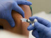 Une femme se fait vacciner lors des tests sur le vaccin contre la grippe A (H1N1) Une femme se fait vacciner lors des tests sur le vaccin contre la grippe A (H1N1)