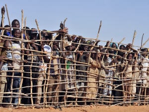 Camp de réfugiés près de Goz Beida, dans le sud du Tchad, en mars 2010. Camp de réfugiés près de Goz Beida, dans le sud du Tchad, en mars 2010.