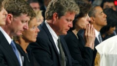 Edward Kennedy Jr., (troisième à partir de la gauche), Vicki Kennedy, (troisième à compter de la droite), le president Barack Obama et son épouse, Michelle Obama et d'autres membres de la famille. Edward Kennedy Jr., (troisième à partir de la gauche), Vicki Kennedy, (troisième à compter de la droite), le president Barack Obama et son épouse, Michelle Obama et d'autres membres de la famille.