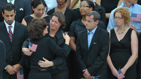 Victoria Kennedy (de dos), épouse du défunt, reçoit un peu de réconfort devant le Congrès, où le cortège funèbre a fait halte avant de se rendre au cimetière. Victoria Kennedy (de dos), épouse du défunt, reçoit un peu de réconfort devant le Congrès, où le cortège funèbre a fait halte avant de se rendre au cimetière.