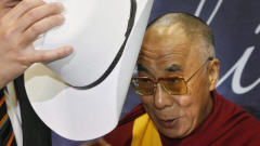 Dalaï-lama et le chapeau blanc de la Ville de Calgary Dalaï-lama et le chapeau blanc de la Ville de Calgary