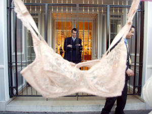 Un soutien-gorge suspendu devant une boutique de lingerie, en France, en 2002 Un soutien-gorge suspendu devant une boutique de lingerie, en France, en 2002