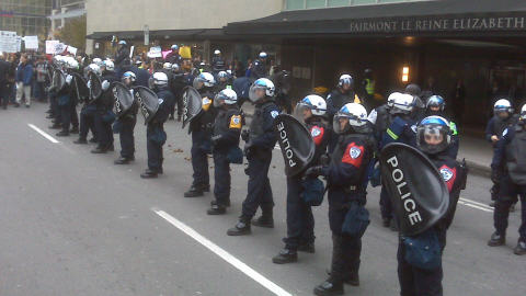Des policiers mobilisés devant l'hôtel Reine Elizabeth Des policiers mobilisés devant l'hôtel Reine Elizabeth
