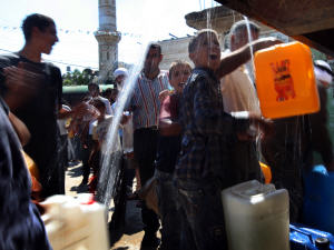 Scène prise dans le village palestinien de Qarawat Bani Zeid, en Cisjordanie, lors d'une distribution d'eau organisée par des ONG israéliennes et étrangères pour protester contre les politiques de Tel-Aviv. Scène prise dans le village palestinien de Qarawat Bani Zeid, en Cisjordanie, lors d'une distribution d'eau organisée par des ONG israéliennes et étrangères pour protester contre les politiques de Tel-Aviv.