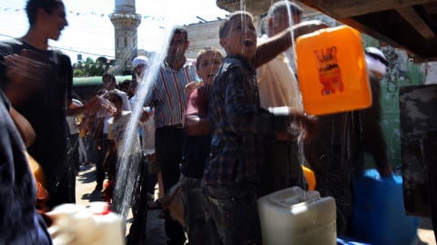 Scène croquée dans le village palestinien de Qarawat Bani Zeid, en Cisjordanie, lors d'une distribution d'eau organisée par des ONG israéliennes et étrangères pour protester contre les politiques de Tel-Aviv. Scène croquée dans le village palestinien de Qarawat Bani Zeid, en Cisjordanie, lors d'une distribution d'eau organisée par des ONG israéliennes et étrangères pour protester contre les politiques de Tel-Aviv.
