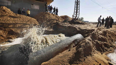 De l'eau contaminée fuit du réseau d'égouts à Zeitoun, dans la bande de Gaza, dans les jours suivant l'offensive Plomb durci. De l'eau contaminée fuit du réseau d'égouts à Zeitoun, dans la bande de Gaza, dans les jours suivant l'offensive Plomb durci.