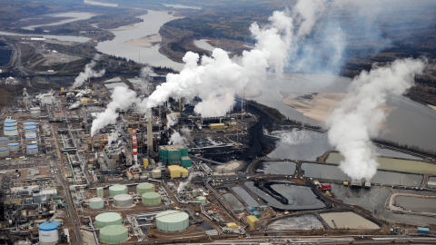 Site d'exploitation de sables bitumineux en Alberta, à Fort McMurray Site d'exploitation de sables bitumineux en Alberta, à Fort McMurray
