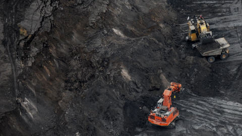 Site d'exploitation de sables bitumineux en Alberta, à Fort McMurray Site d'exploitation de sables bitumineux en Alberta, à Fort McMurray