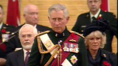 Le prince Charles est reçu par le régiment Black Watch. Le prince Charles est reçu par le régiment Black Watch.