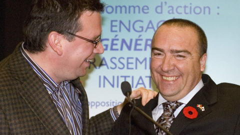 Le ministre conservateur Christian Paradis (gauche) félicite Bernard Généreux. Le ministre conservateur Christian Paradis (gauche) félicite Bernard Généreux.