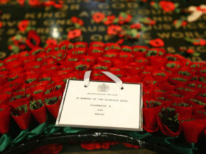 Une couronne de fleurs déposée à l'abbaye de Westminster avec la note : « À la mémoire de nos glorieux soldats morts au combat », de la part d'Élisabeth II et de Philippe. Une couronne de fleurs déposée à l'abbaye de Westminster avec la note : « À la mémoire de nos glorieux soldats morts au combat », de la part d'Élisabeth II et de Philippe.