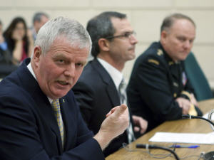 Le général à la retraite Rick Hillier témoigne devant le comité parlementaire, accompagné du lieutenant-général à la retraite Michel Gauthier et du major général David Fraser Le général à la retraite Rick Hillier témoigne devant le comité parlementaire, accompagné du lieutenant-général à la retraite Michel Gauthier et du major général David Fraser