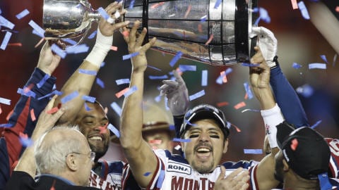 Anthony Calvillo avec la Coupe Grey Anthony Calvillo avec la Coupe Grey