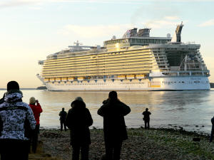 Départ de Finlande du bateau Oasis of the Seas, le 30 octobre 2009. Départ de Finlande du bateau Oasis of the Seas, le 30 octobre 2009.