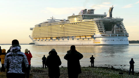 Départ de Finlande du bateau Oasis of the Seas, le 30 octobre 2009. Départ de Finlande du bateau Oasis of the Seas, le 30 octobre 2009.