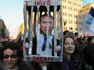 Une importante manifestation contre le premier ministre italien Silvio Berlusconi a rassemblé des dizaines de milliers de personnes à Rome, le 5 décembre 2009. Une importante manifestation contre le premier ministre italien Silvio Berlusconi a rassemblé des dizaines de milliers de personnes à Rome, le 5 décembre 2009.