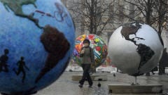 Une Danoise circule au milieu d'une exposition extérieure intitulée Globes froids. Une Danoise circule au milieu d'une exposition extérieure intitulée Globes froids.
