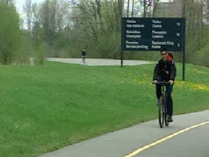 Un cycliste sur une piste cyclable Un cycliste sur une piste cyclable