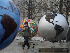 Une Danoise circule au milieu d'une exposition extérieure intitulée Globes froids. Une Danoise circule au milieu d'une exposition extérieure intitulée Globes froids.